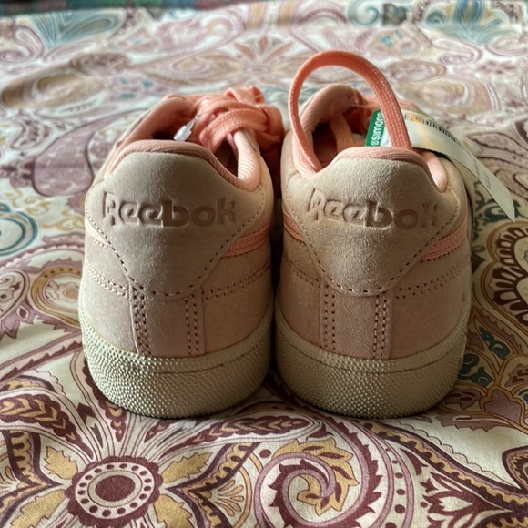 NWT suede Reebok sneakers - Picture 3 of 6
